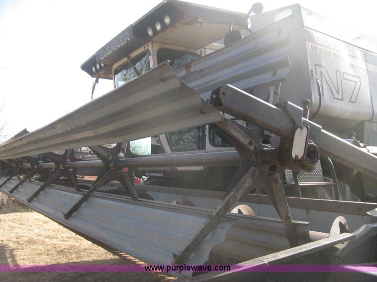 image for item B8363 1979 Gleaner N7 combine with header