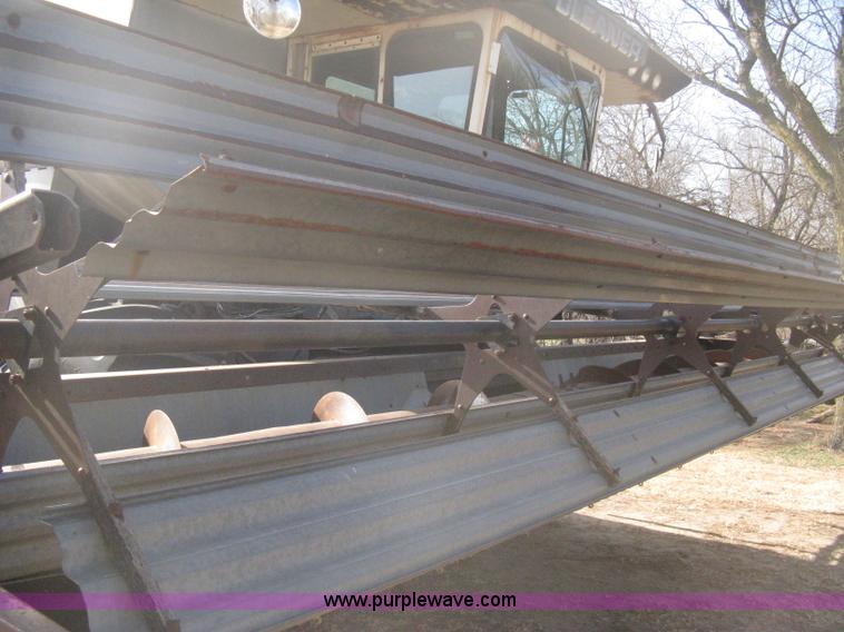 image for item B8363 1979 Gleaner N7 combine with header