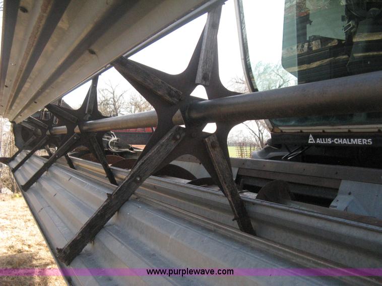 image for item B8363 1979 Gleaner N7 combine with header