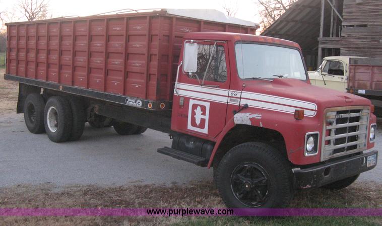 image for item B8365 1979 International 1824 tandem axle grain truck