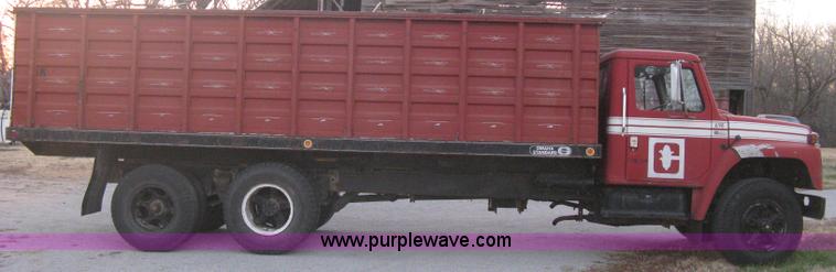 image for item B8365 1979 International 1824 tandem axle grain truck