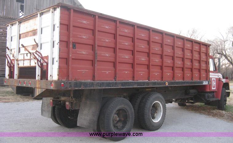 image for item B8365 1979 International 1824 tandem axle grain truck