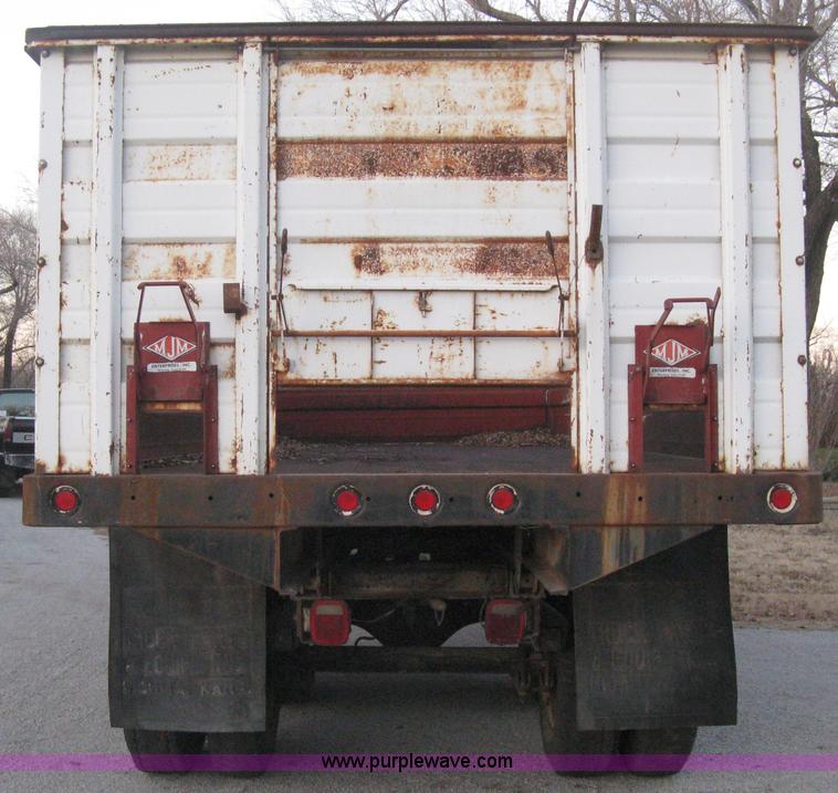 image for item B8365 1979 International 1824 tandem axle grain truck