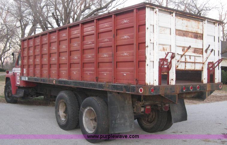image for item B8365 1979 International 1824 tandem axle grain truck