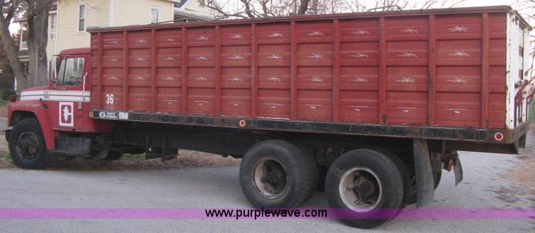 image for item B8365 1979 International 1824 tandem axle grain truck