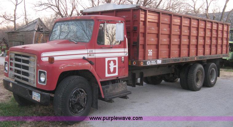 image for item B8365 1979 International 1824 tandem axle grain truck