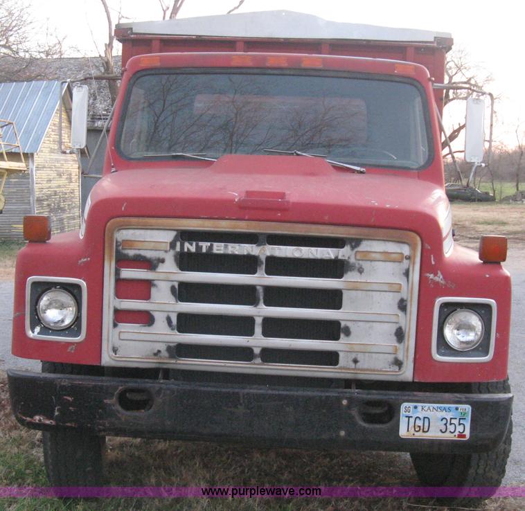 image for item B8365 1979 International 1824 tandem axle grain truck