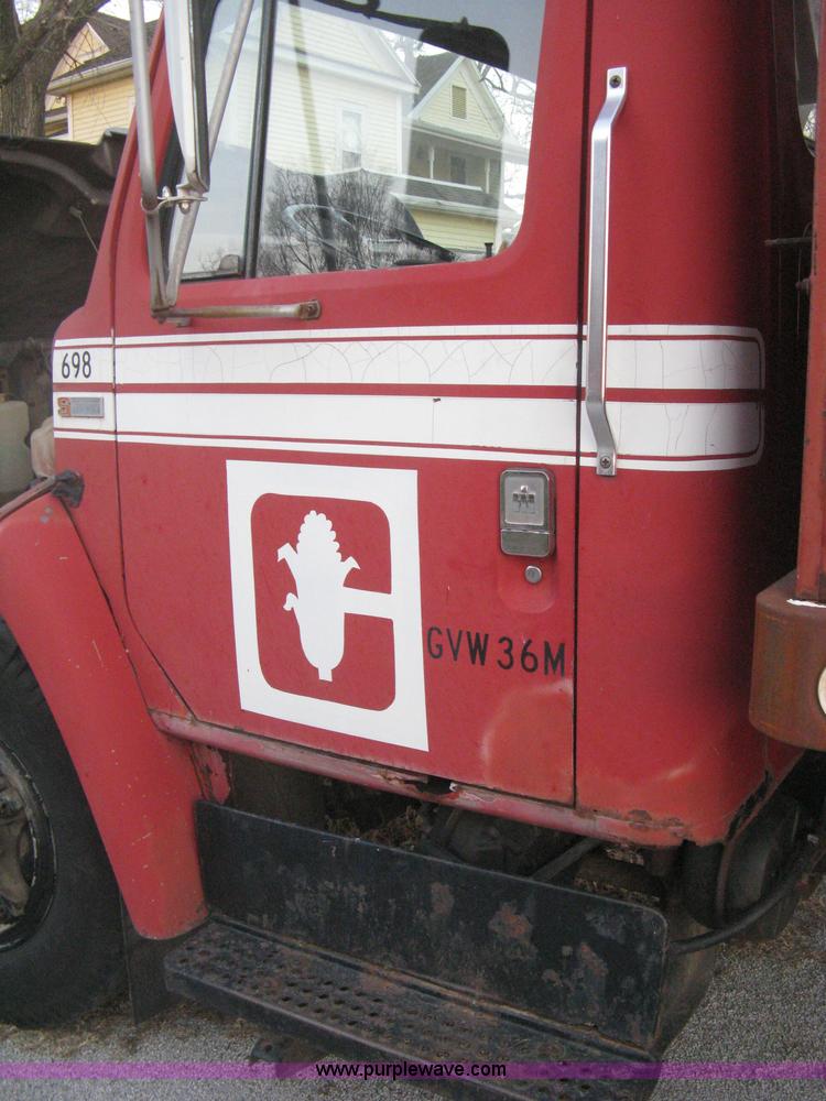 image for item B8365 1979 International 1824 tandem axle grain truck