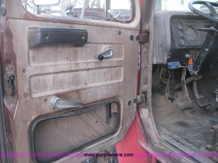 image for item B8365 1979 International 1824 tandem axle grain truck