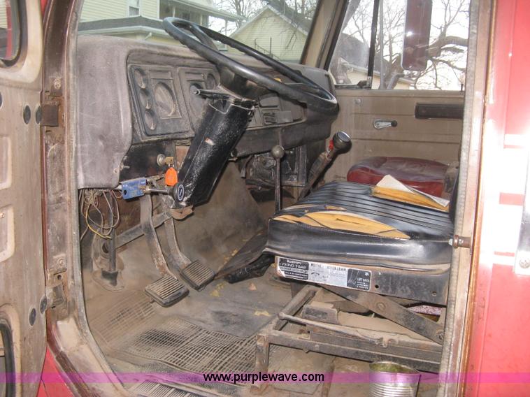 image for item B8365 1979 International 1824 tandem axle grain truck