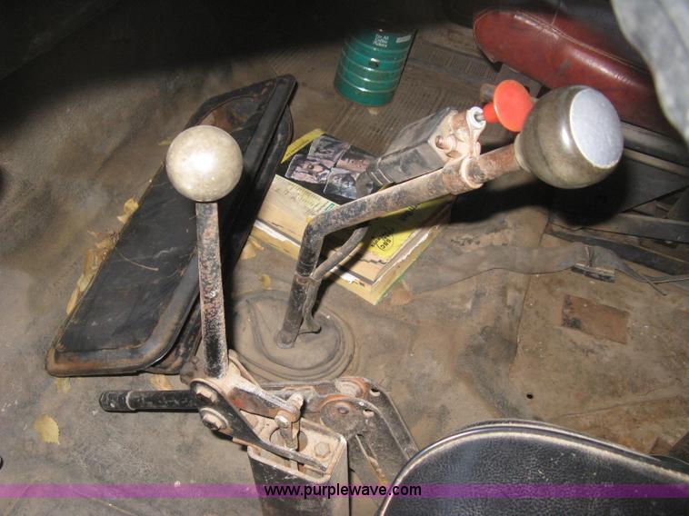 image for item B8365 1979 International 1824 tandem axle grain truck