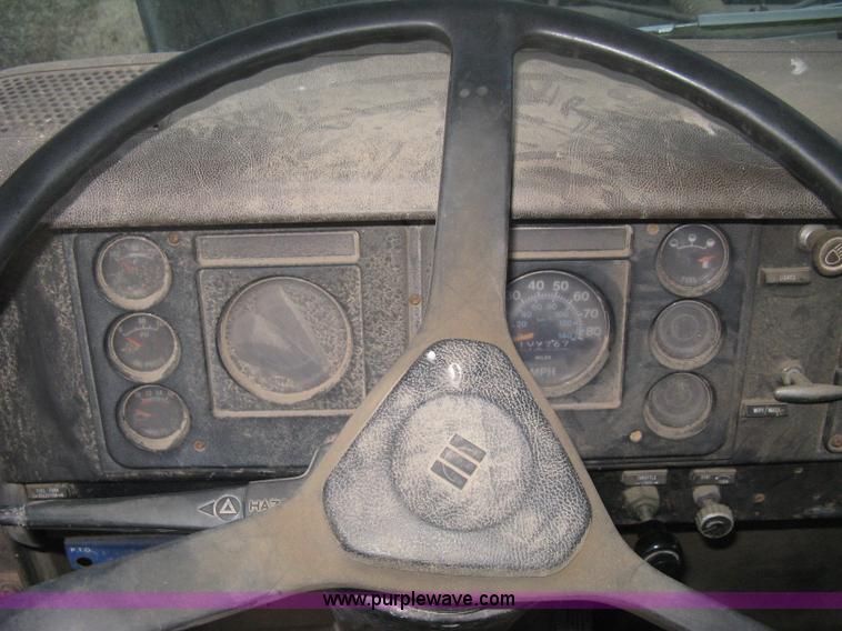 image for item B8365 1979 International 1824 tandem axle grain truck