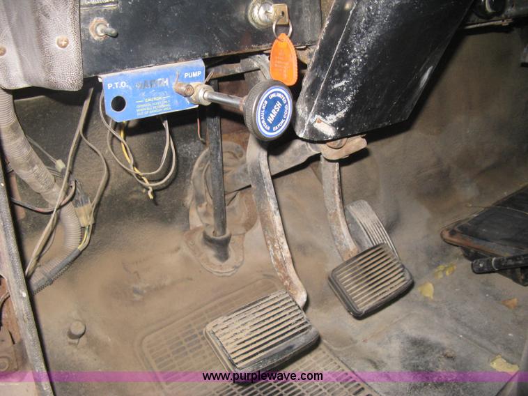 image for item B8365 1979 International 1824 tandem axle grain truck