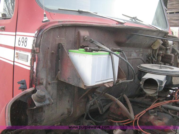 image for item B8365 1979 International 1824 tandem axle grain truck