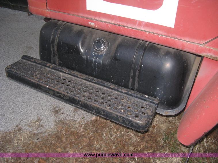 image for item B8365 1979 International 1824 tandem axle grain truck