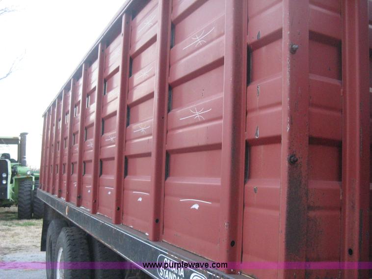 image for item B8365 1979 International 1824 tandem axle grain truck