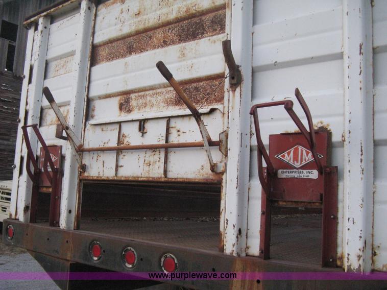 image for item B8365 1979 International 1824 tandem axle grain truck
