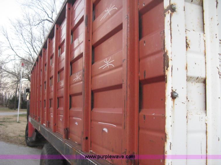 image for item B8365 1979 International 1824 tandem axle grain truck