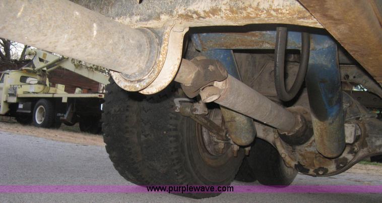 image for item B8365 1979 International 1824 tandem axle grain truck