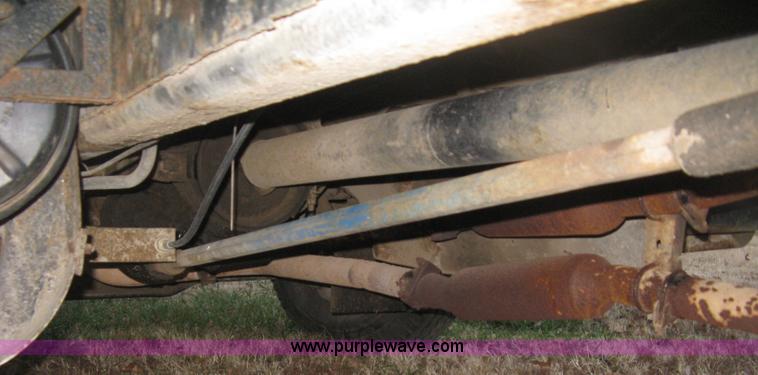 image for item B8365 1979 International 1824 tandem axle grain truck