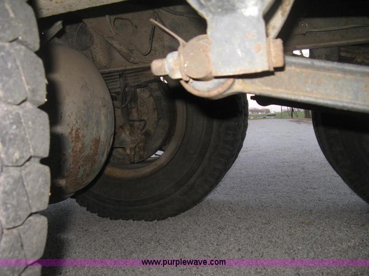 image for item B8365 1979 International 1824 tandem axle grain truck