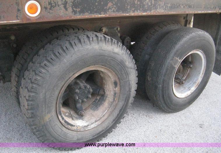 image for item B8365 1979 International 1824 tandem axle grain truck