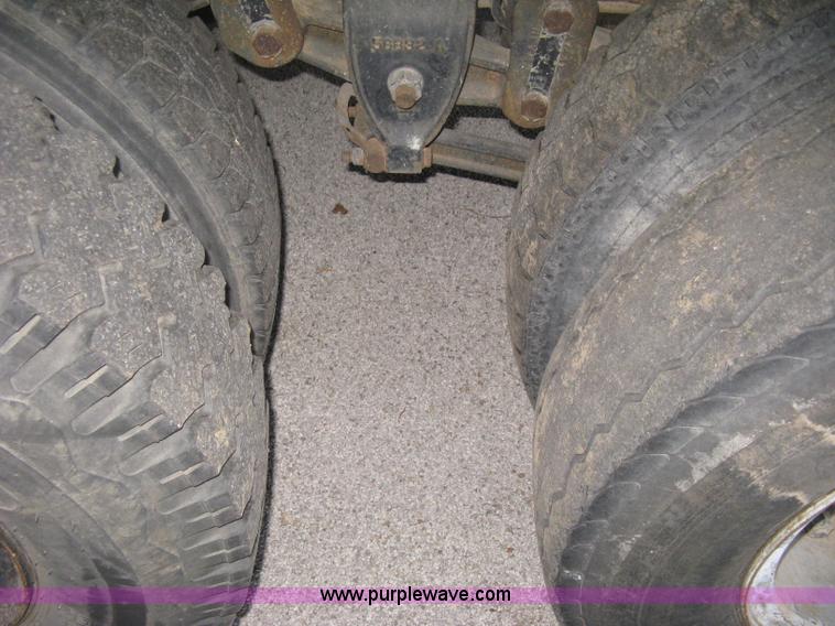 image for item B8365 1979 International 1824 tandem axle grain truck