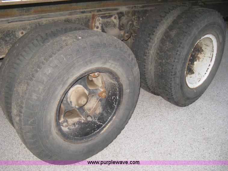 image for item B8365 1979 International 1824 tandem axle grain truck