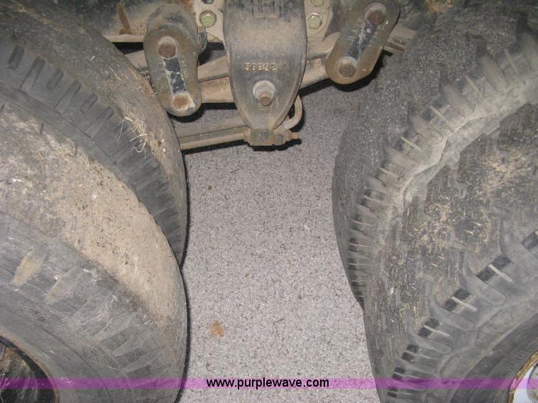 image for item B8365 1979 International 1824 tandem axle grain truck