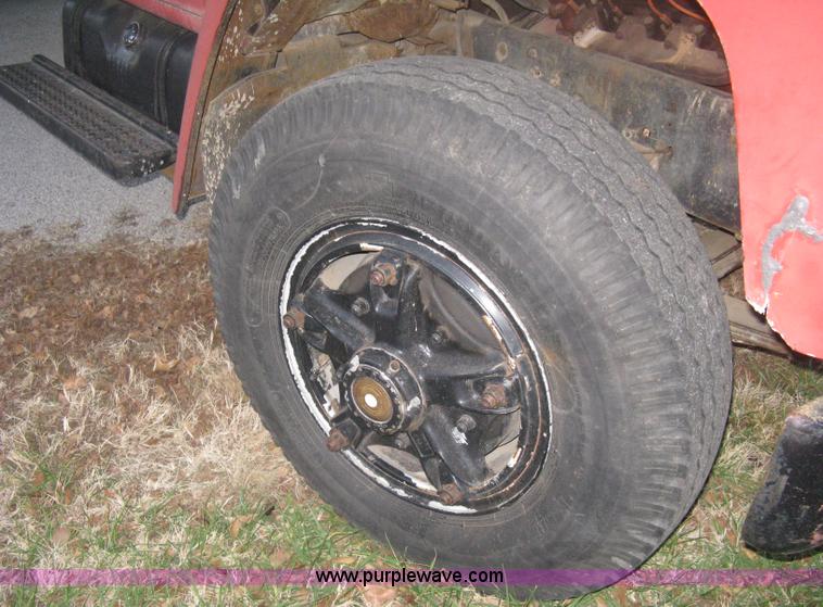 image for item B8365 1979 International 1824 tandem axle grain truck