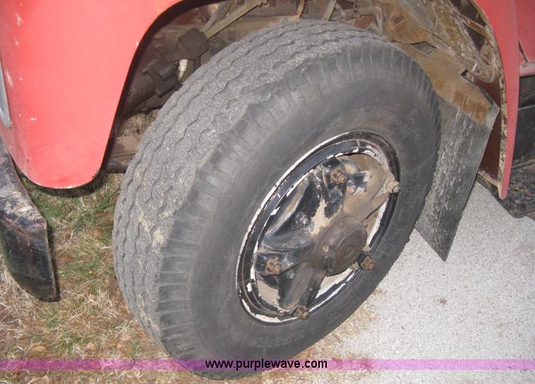 image for item B8365 1979 International 1824 tandem axle grain truck