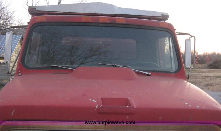 image for item B8365 1979 International 1824 tandem axle grain truck