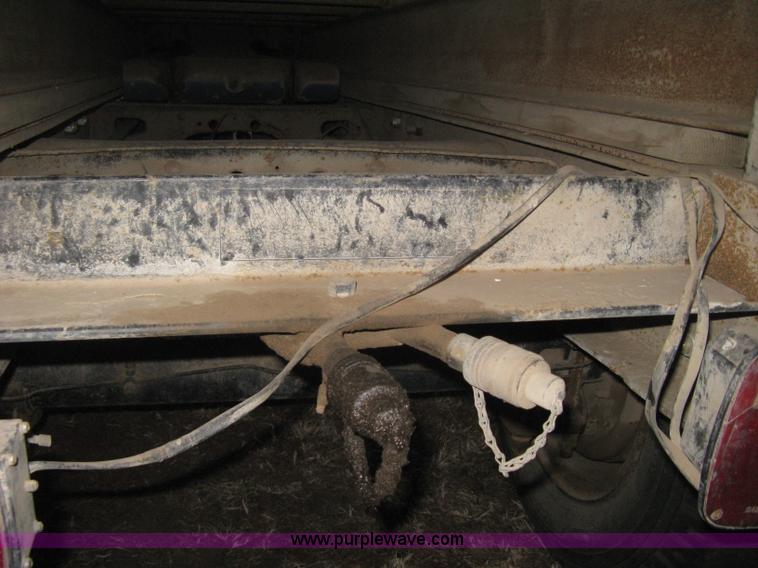 image for item B8365 1979 International 1824 tandem axle grain truck