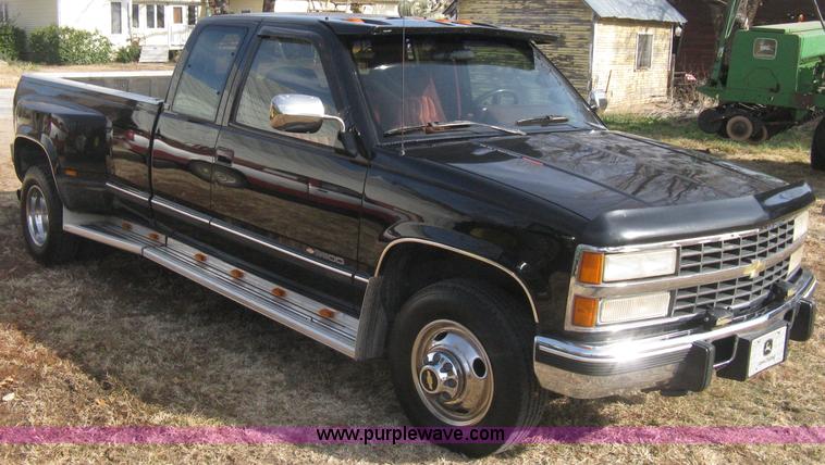 image for item B8370 1993 Chevrolet Silverado 3500 extended cab pickup truck