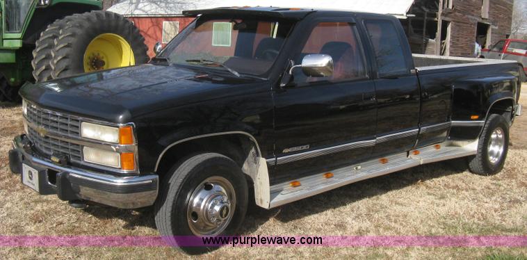 image for item B8370 1993 Chevrolet Silverado 3500 extended cab pickup truck