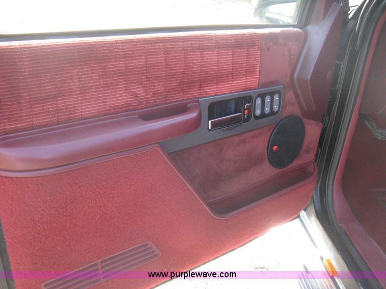 image for item B8370 1993 Chevrolet Silverado 3500 extended cab pickup truck