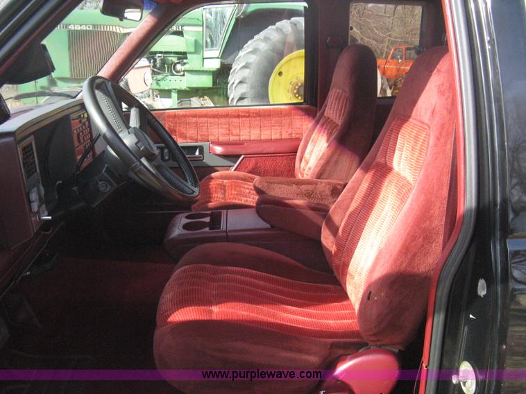 image for item B8370 1993 Chevrolet Silverado 3500 extended cab pickup truck