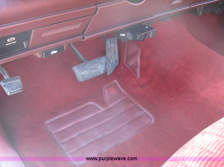 image for item B8370 1993 Chevrolet Silverado 3500 extended cab pickup truck