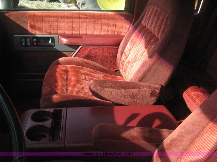 image for item B8370 1993 Chevrolet Silverado 3500 extended cab pickup truck