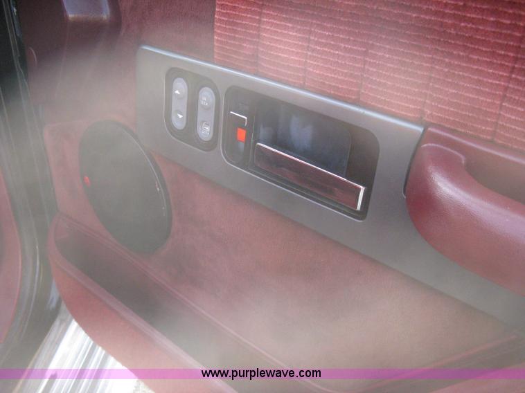 image for item B8370 1993 Chevrolet Silverado 3500 extended cab pickup truck