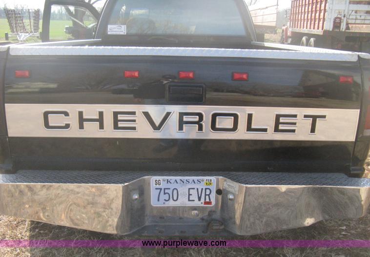 image for item B8370 1993 Chevrolet Silverado 3500 extended cab pickup truck