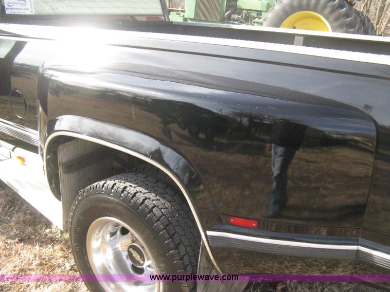 image for item B8370 1993 Chevrolet Silverado 3500 extended cab pickup truck