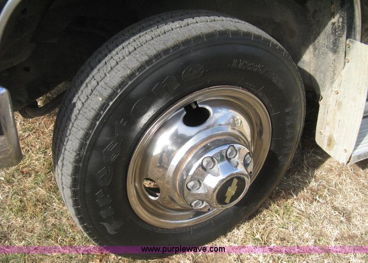 image for item B8370 1993 Chevrolet Silverado 3500 extended cab pickup truck