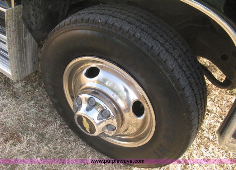 image for item B8370 1993 Chevrolet Silverado 3500 extended cab pickup truck