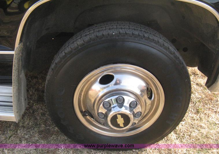 image for item B8370 1993 Chevrolet Silverado 3500 extended cab pickup truck