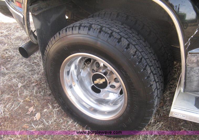 image for item B8370 1993 Chevrolet Silverado 3500 extended cab pickup truck