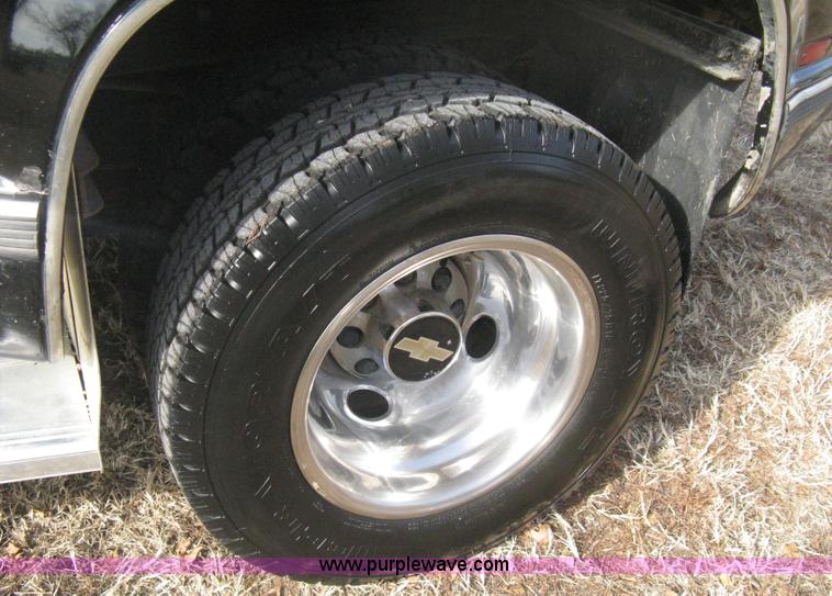 image for item B8370 1993 Chevrolet Silverado 3500 extended cab pickup truck