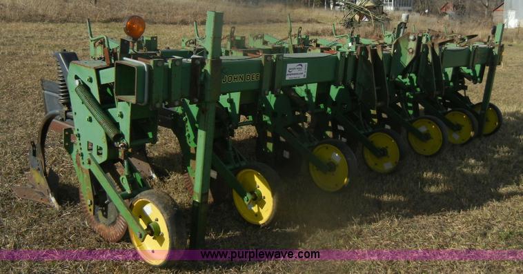 image for item D4533 John Deere 886 no-till cultivator