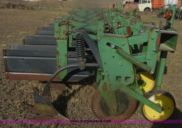 image for item D4533 John Deere 886 no-till cultivator