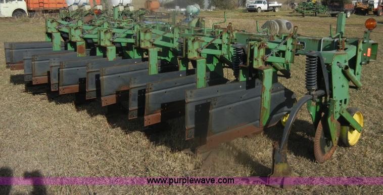 image for item D4533 John Deere 886 no-till cultivator